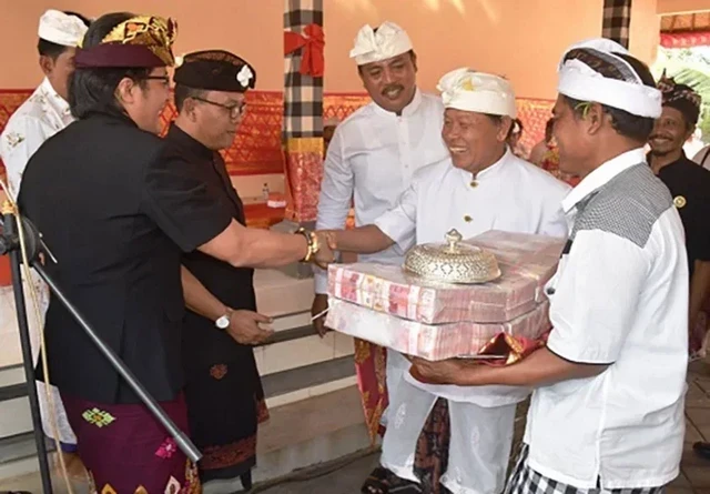 hibah pura dalem penataran sari