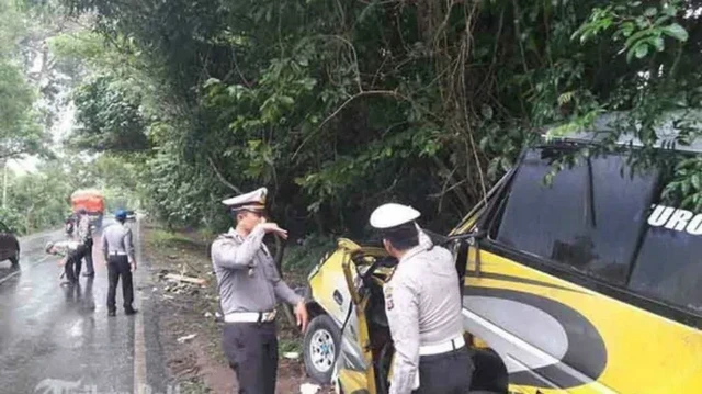 mobil travel kecelakaan di gilimanuk