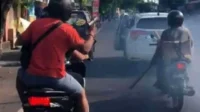 balipostcom_tak-gubris-tembakan-peringatan-mobil-bandar-narkoba-tabrak-motor-hingga-terbakar_01