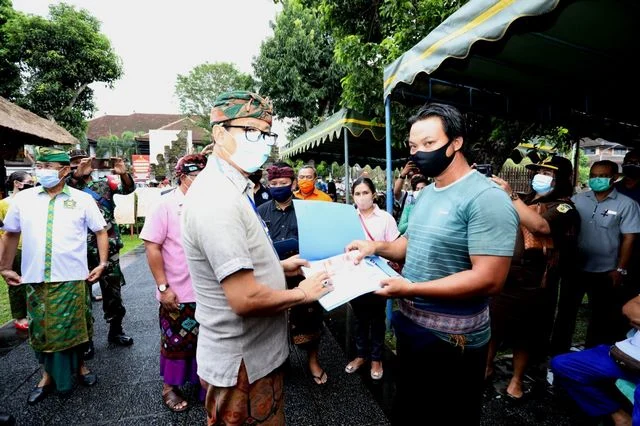Wabup Suiasa saat memimpin Monitoring Penyaluran BST Tahap II di Bencingah Puri Ageng Mengwi