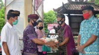 Penyerahan sembako dari LPD Blahkiuh