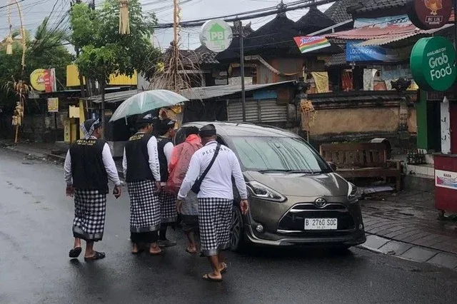 pecalang nyetop mobil yang ditumpangi ratna