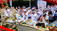 sembahyang bersama di pura ulun swi (3) sembahyang bersama di pura ulun swi (3)