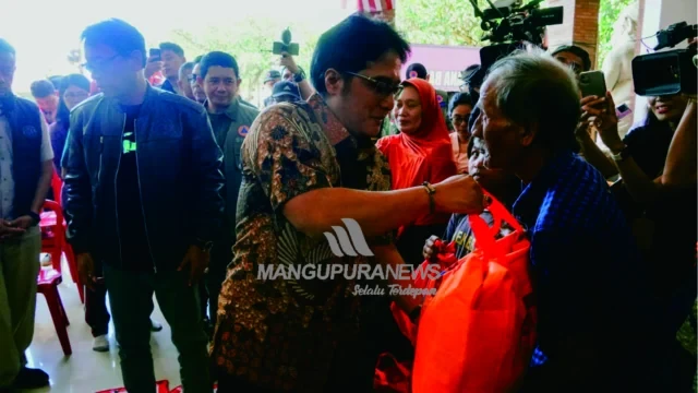 giri prasta serahkan bantuan ke warga terdampak1