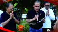 menteri lh dan gubernur bali wayan koster tanam pohon di taman kehati kesiman