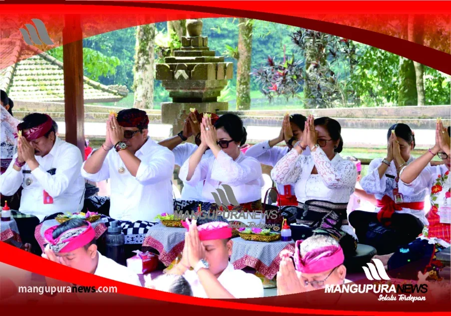 sanjaya sembahyang di pura batu kau