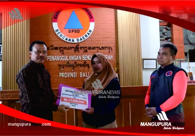sekda bali menyerahkan santunan