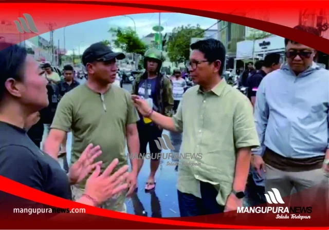 tinjau banjir di kawasan kuta (1)