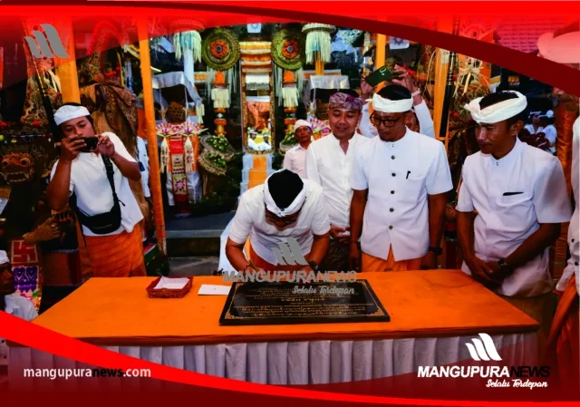 bupati adi arnawa tandatangani prasasti (1) bupati adi arnawa tandatangani prasasti (1)