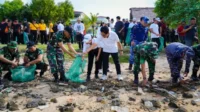 gotong royong semesta berencana di kawasan pantai telaga waja, kelurahan tanjung benoa (4)
