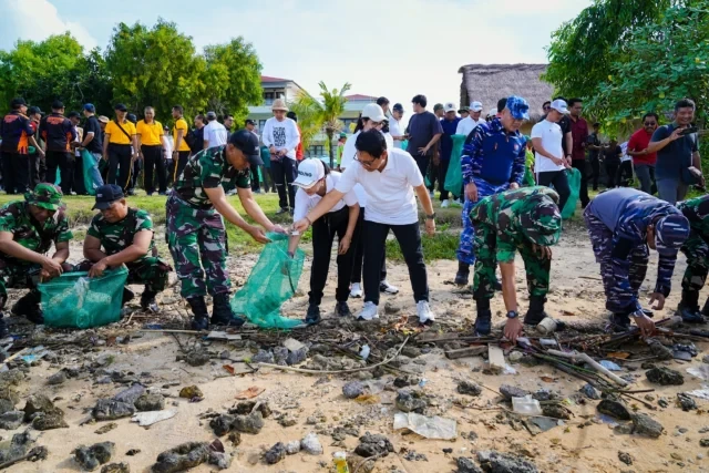 gotong royong semesta berencana di kawasan pantai telaga waja, kelurahan tanjung benoa (4)