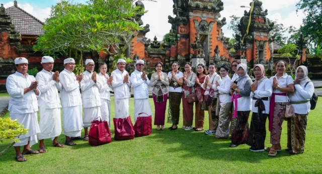 mereresik dan sembahyang bersama (3)