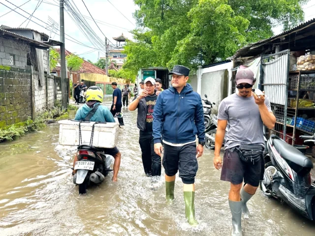 tinjau titik banjir di kedonganan (3)