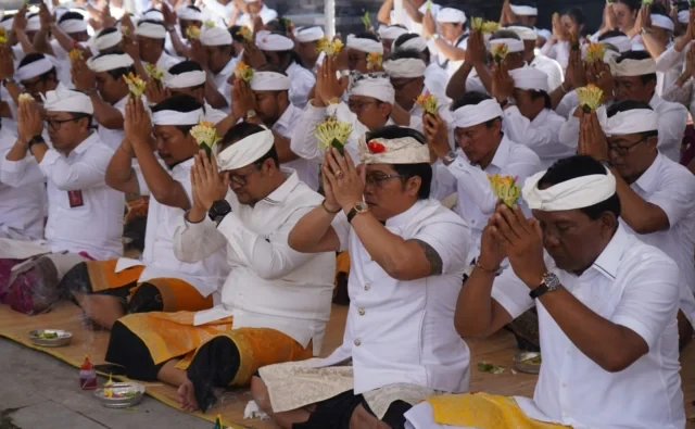 anom gumanti pura puseh desa adat kuta