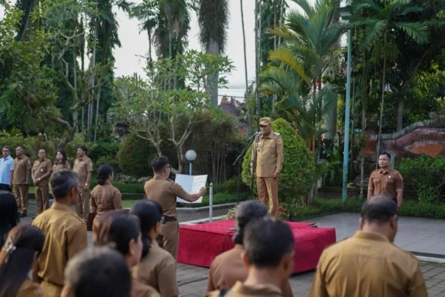 bupati gianyar pimpin apel awal bulan maret