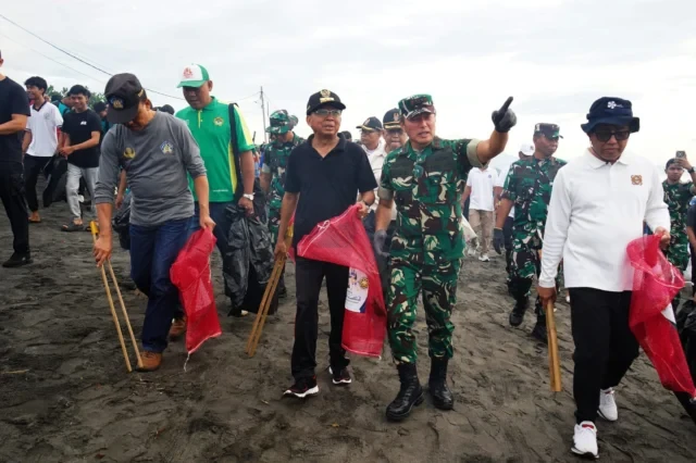 gerakan bersih sampah koster