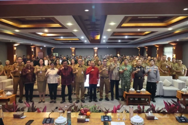 mendesak, gubernur koster minta kepala desa dan lurah se kota denpasar percepat pengelolaan sampah berbasis sumber1