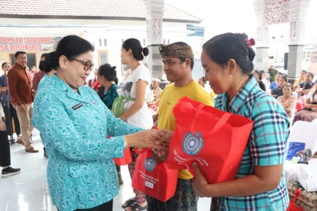 putri koster ajak warga buleleng kelola sampah