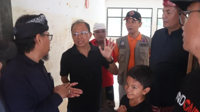 tinjau korban banjir gubernur koster