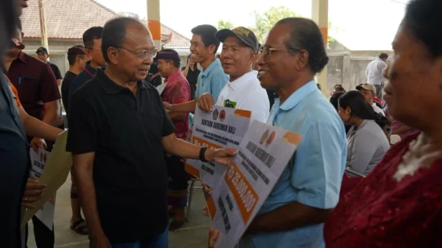 tinjau korban banjir gubernur koster 1