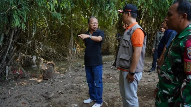 tinjau korban banjir gubernur koster 2