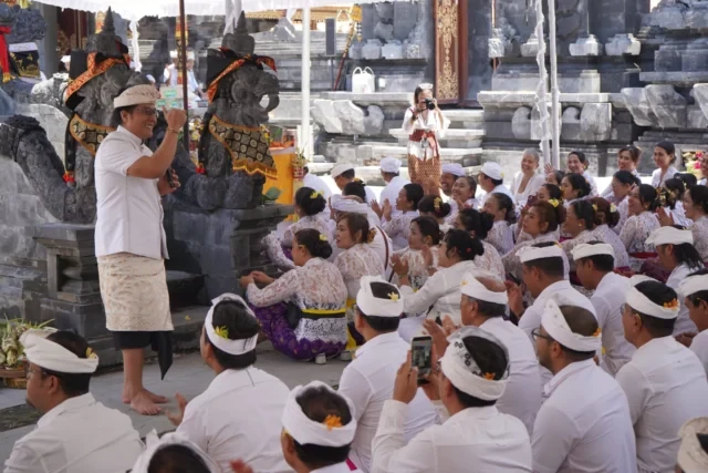 wagub bali nyoman giri prasta ngayah pura puseh desa adat kuta