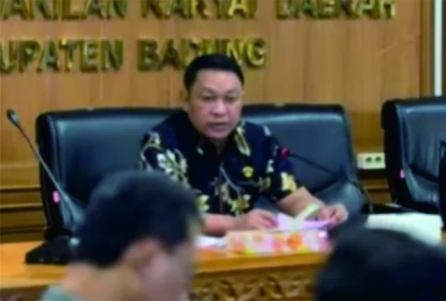 lanang umbara pimpin rapat pansus raperda inisiatif dprd tentang pemberdayaan organisasi kemasyarakatan.