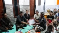 penyerahan akte kematian di desa taman (1)