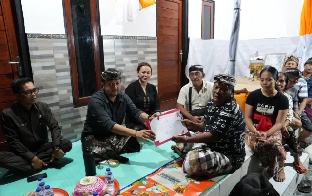 penyerahan akte kematian di desa taman (1)