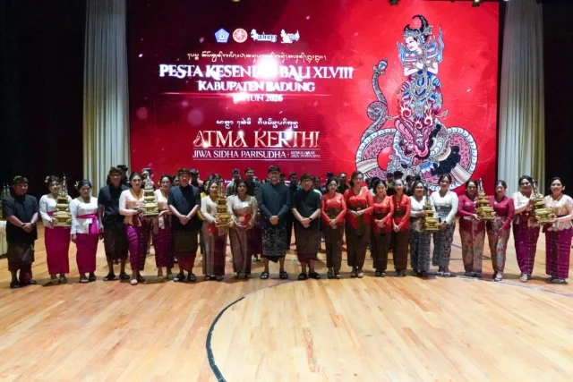 bupati adi arnawa lepas 26 duta seni (2)