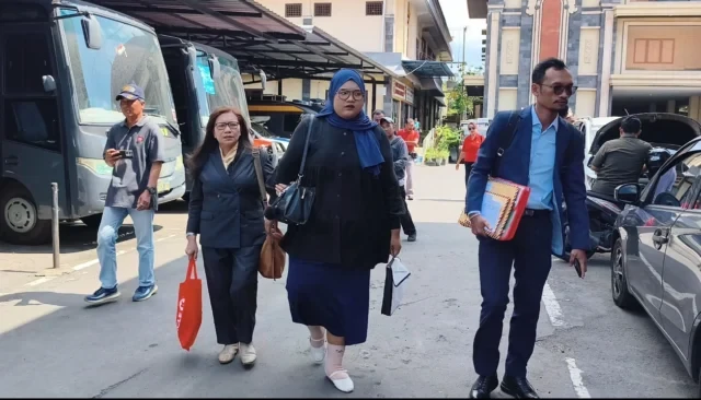 siti sapurah dan rekan mendatangi polresta denpasar