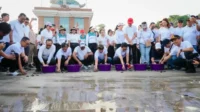 aksi bersih pantai dan pelepasan tukik (1) aksi bersih pantai dan pelepasan tukik (1)