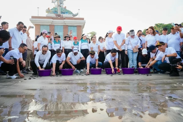 aksi bersih pantai dan pelepasan tukik (1)