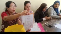 karina chandra dan ibunya memint polresta denpasar menghentikan penyidikan dugaan pemalsuan identitas anak