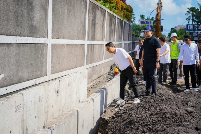 tinjau proyek strategis pengendali banjir (1)